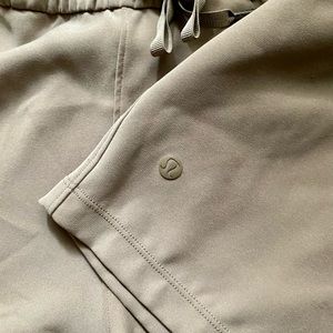 Lululemon tan jogger shorts 4/6